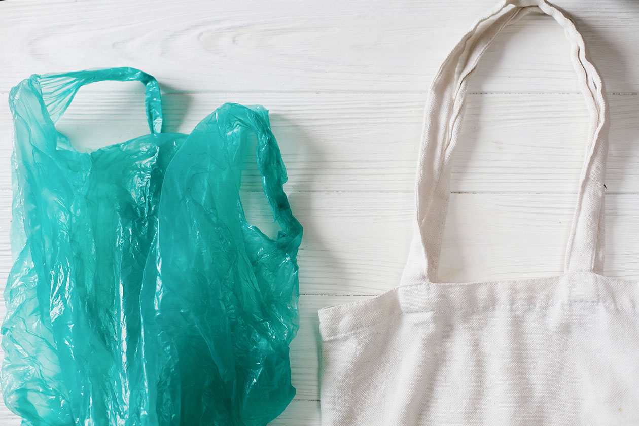 De plastic tas wint het van de biologische katoen, dat de grootste milieuschade toebrengt.